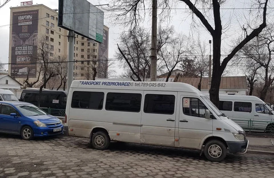 Водители бусов съехались к администрации Октябрьского района, где у них прошла встреча с и.о. мэра Бишкека.