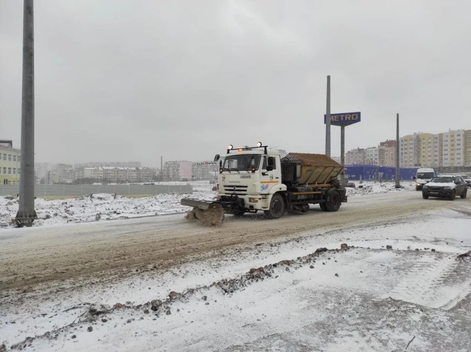 Дорожные службы Севастополя ликвидируют последствия снегопада в круглосуточном режиме