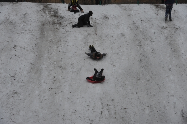 Катание на санках в Змиевской балке вызывает у жителей Ростова неоднозначную реакцию