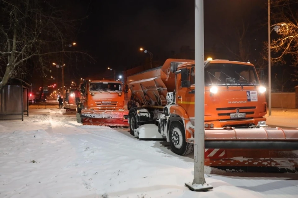 Снег убирали вечером и продолжили утром. Фото: МКП «ГСТК»