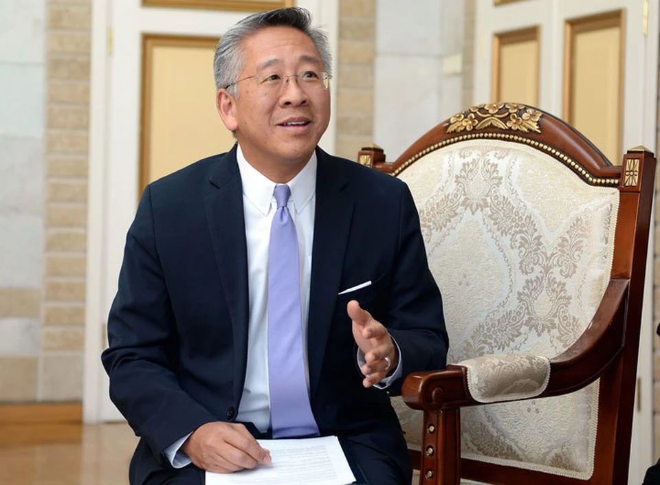 В прошлом году посол США в Кыргызстане Дональд Лу объяснил решение о введении ограничений отсутствием у кыргызстанцев биометрических паспортов.