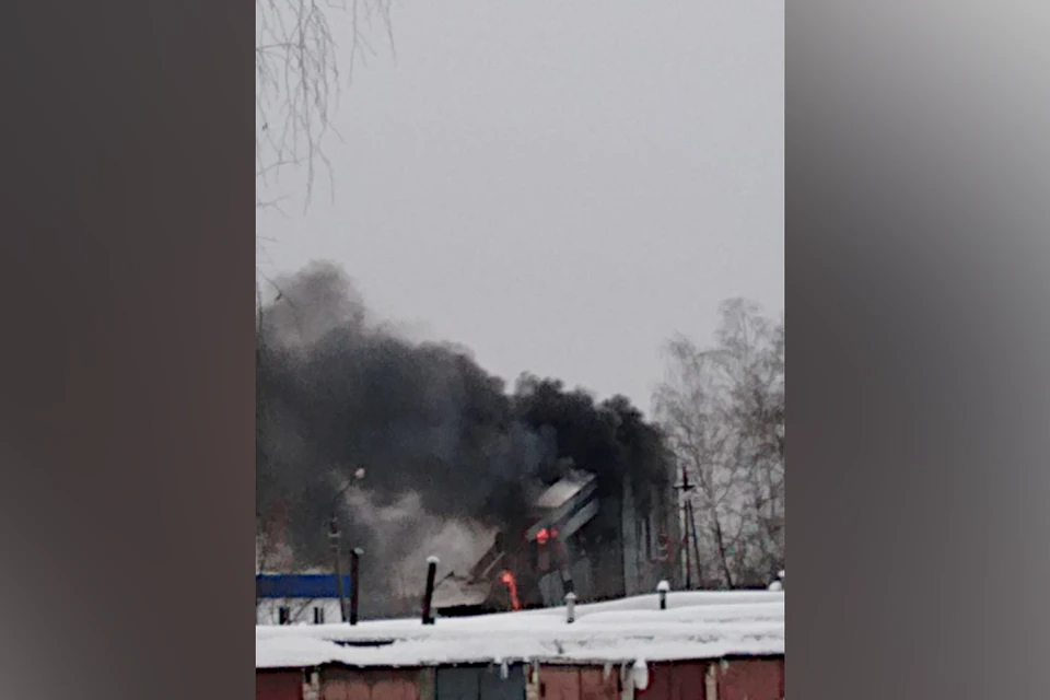 В Тверской области произошел пожар на заброшенном бетонном заводе в Конаково. Фото: ВК/Людмила Кикало.
