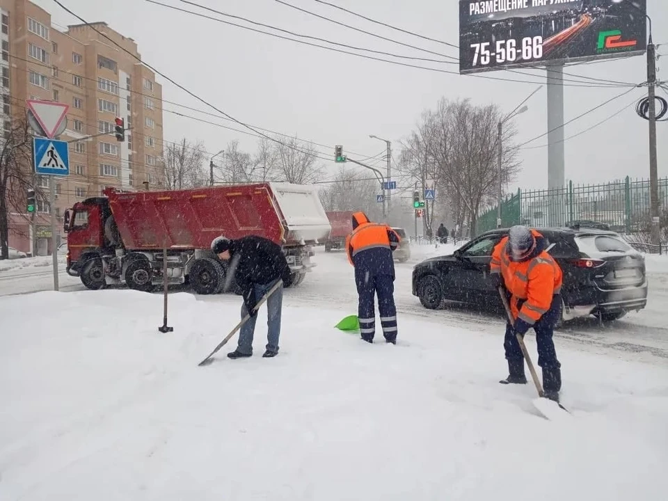 Тротуары посыпали пескосоляной смесью.