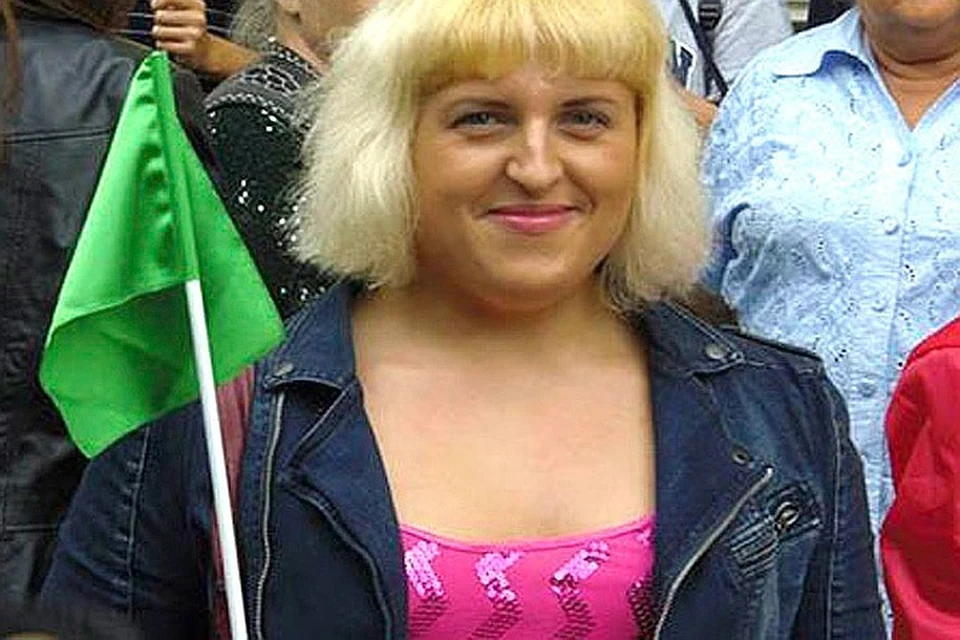 Екатерина Устюжанинова с флагом Ливии времён Каддафи.