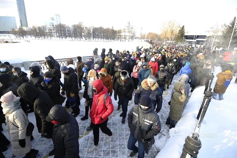 Несмотря на 30-градусный мороз, людей в центре города собралось довольно много