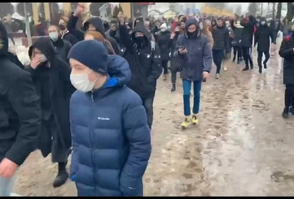 Молодежь собралась в центре Курска примерно в два часа дня
