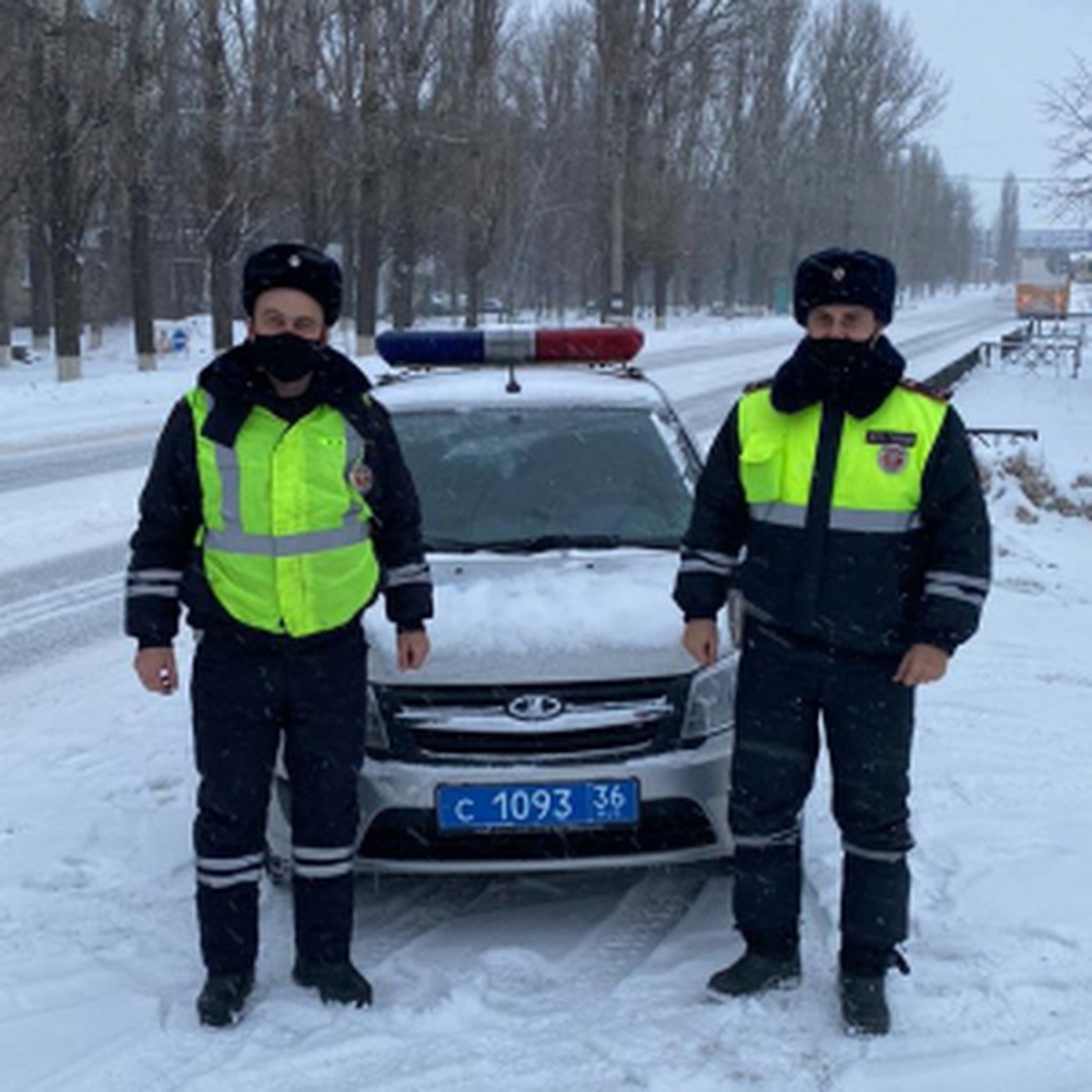 В Воронежской области инспекторам пришлось под ледяным дождем толкать  сломавшийся автомобиль девушки - KP.RU