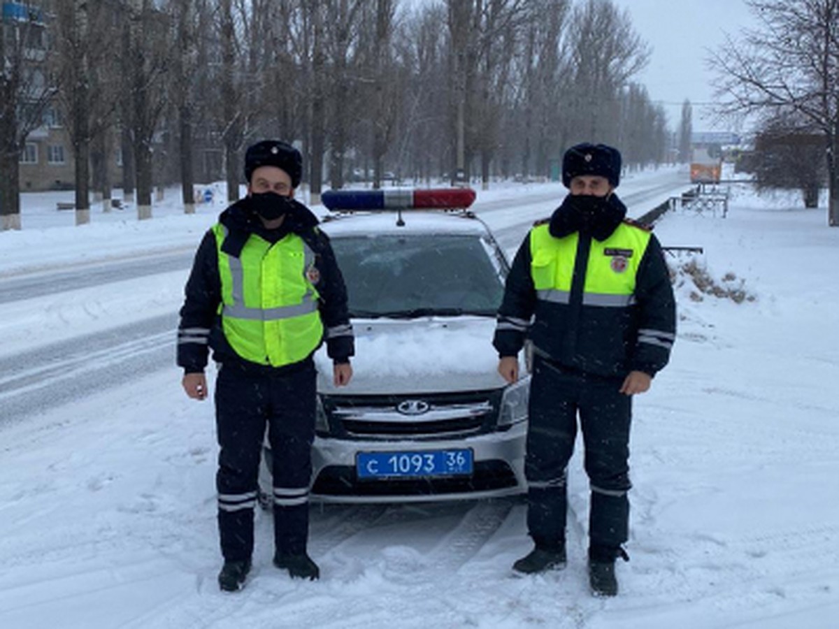 В Воронежской области инспекторам пришлось под ледяным дождем толкать  сломавшийся автомобиль девушки - KP.RU