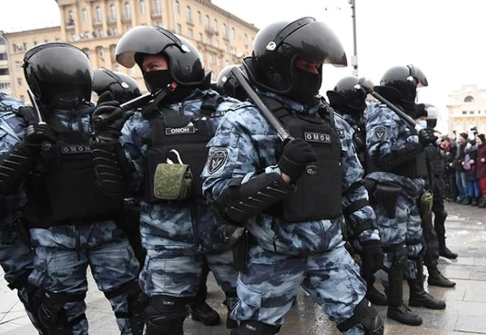 В Москве 39 силовиков пострадали на незаконных акциях протеста.