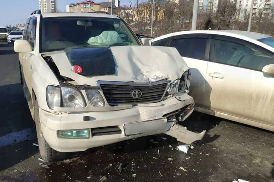 Водитель джипа не успел затормозить перед другим авто. Фото: instagram/AK_VDK, dps_vl
