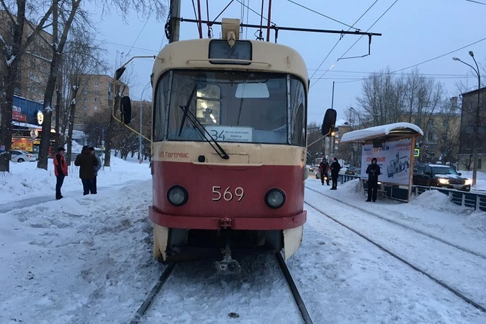 Парень подсматривает под юбку рыжей девице