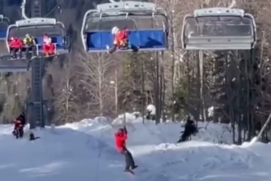 На месте работают спасатели