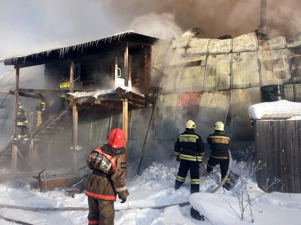 Во время тушения пожарные вытащили из горящего ангара пять газовых баллонов.