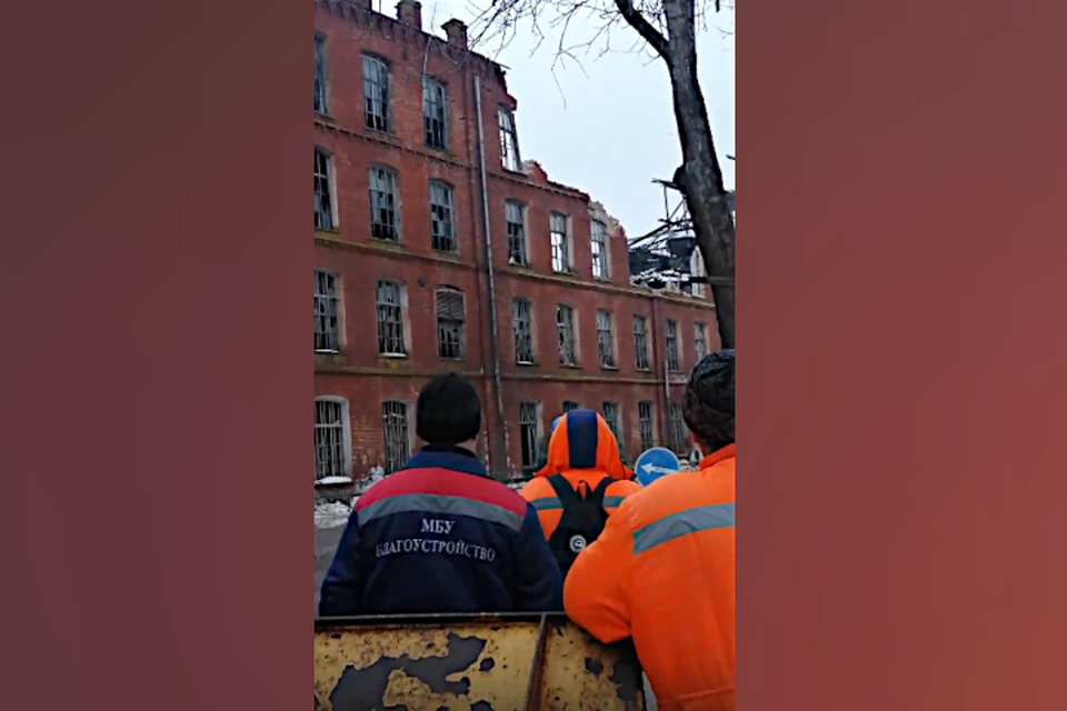 В Вышнем Волочке в Тверской области разбирают фасад частично обрушившейся фабрики «Пролетарский Авангард». Фото: группа ВК/Вышний Волочёк - говорим и показываем.