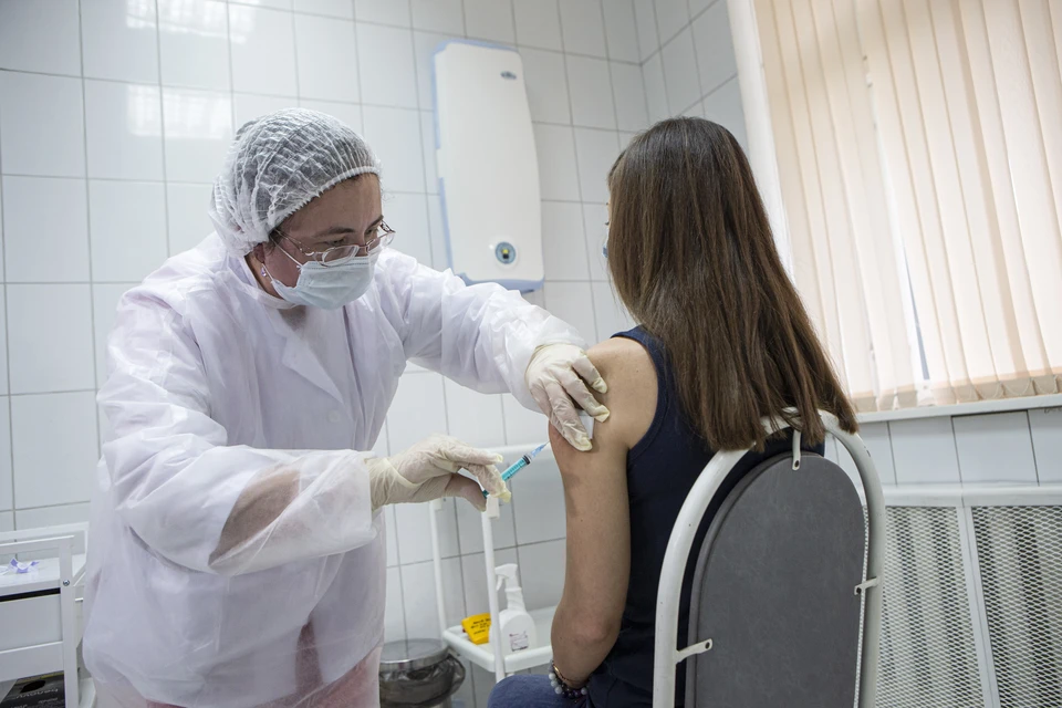 Третья российская вакцина от коронавируса выйдет в гражданский оборот в ближайший месяц