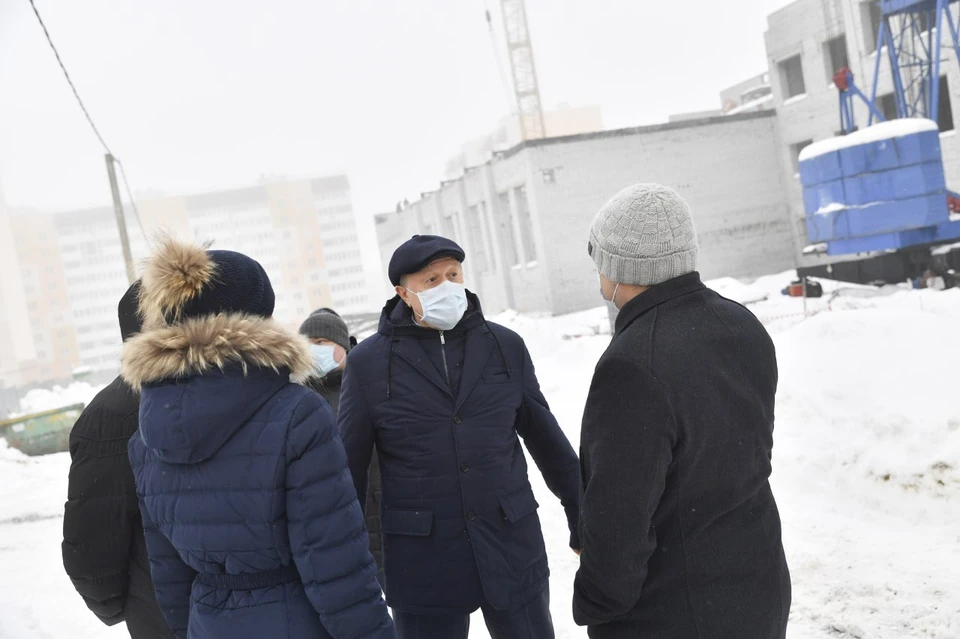 Валерий Радаев осмотрел строящуюся школу в Солнечном-2