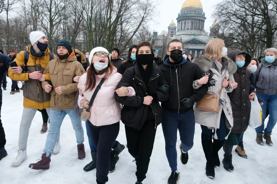 В Смольном просят не ходить на массовые акции, чтобы избежать подъема заболеваемости коронавирусом.