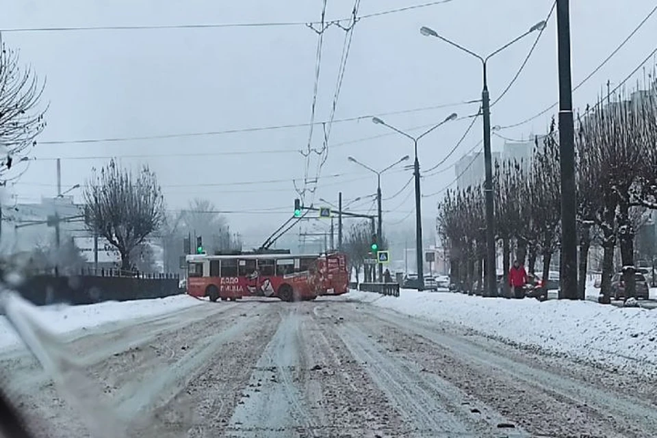 Транспорт перегородил движение в районе супермаркета "Перекресток". Фото: "Подслушано Ярославль"