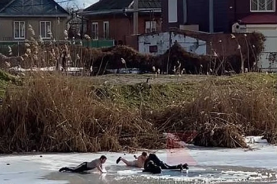 Дети провалились под лед
