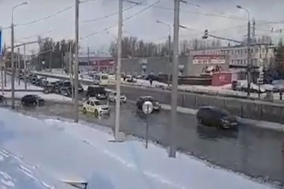 Сейчас потоки воды прорвались и на шоссе. Фото: "Ярославль Live"