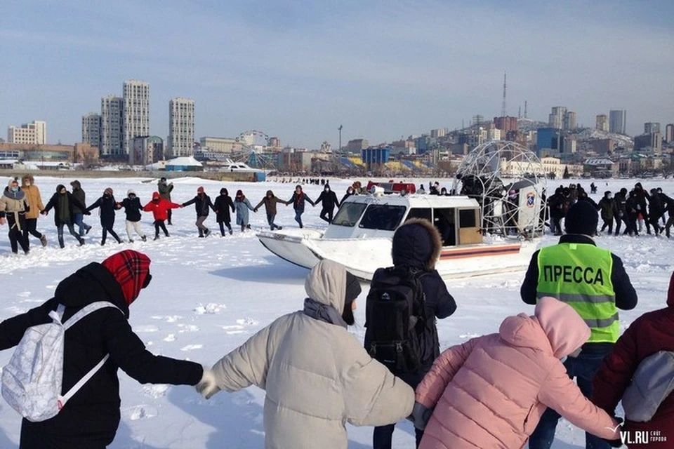 Хоровод вокруг заглохшего аэробота устроили участники несанкционированного митинга. Фото: vl.ru