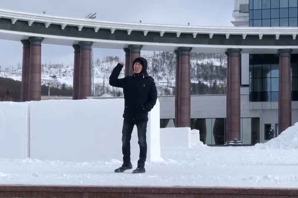 Первый и единственный оппозиционер появился на площади возле музейного комплекса Победа в 13:00