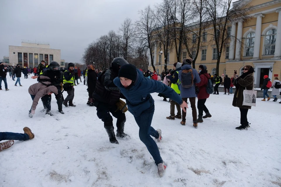 Отдельные стычки еще происходят, но в целом активность митингующих заметно снизилась.