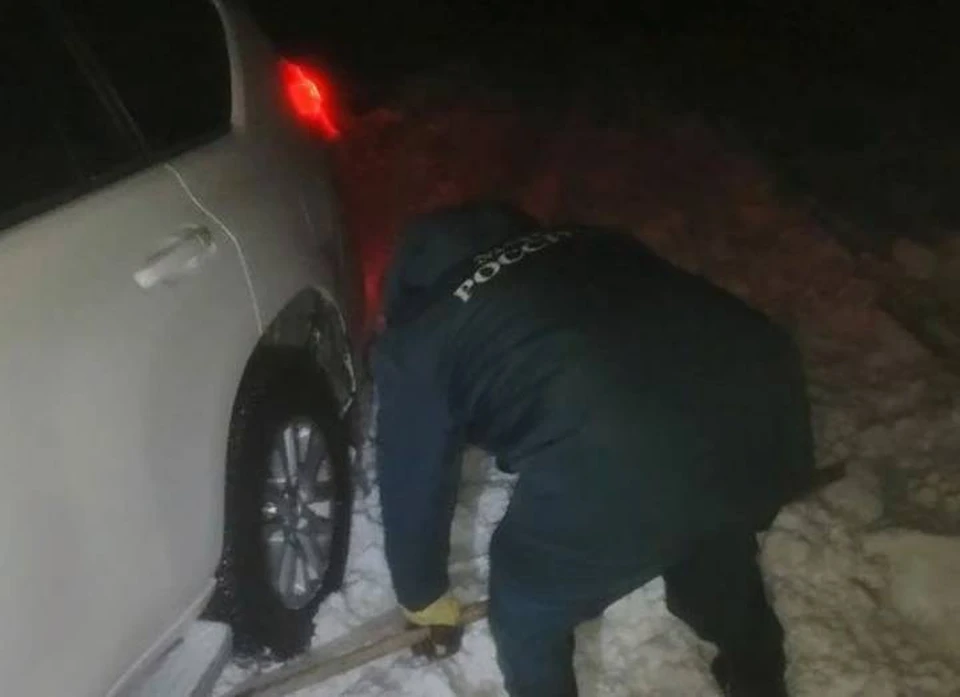Спасатели в Боханском районе откопали из снежного плена два автомобиля с водителями и пассажирами.