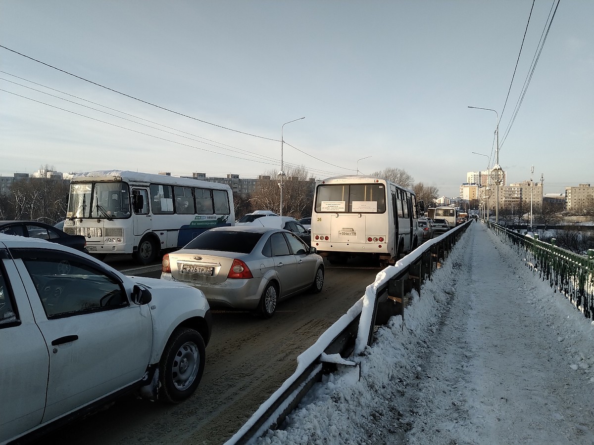 Красный мост перекрыт, Орел стал в пробках - KP.RU