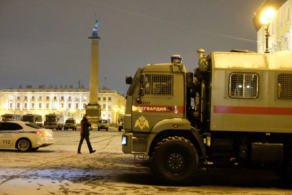 ОМОН и полицию заметили в центре Санкт-Петербурга поздним вечером 2 февраля.