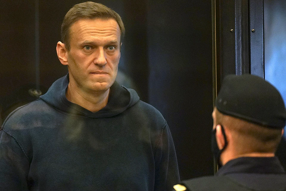 Суд отправил Алексея Навального за решетку.