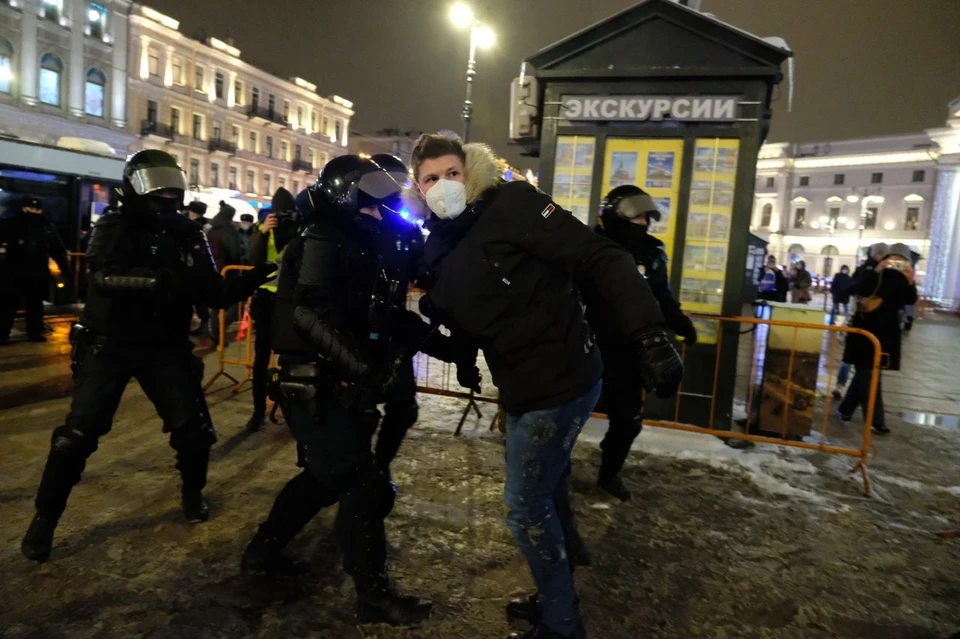 Силовики набрали целый автобус задержанных ночью 2 февраля в Санкт-Петербурге.