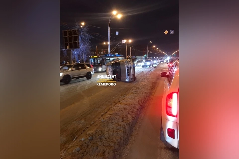 В Кемерове на оживленном перекрестке произошло ДТП. Фото: Инцидент_ Кемерово/ vk.com