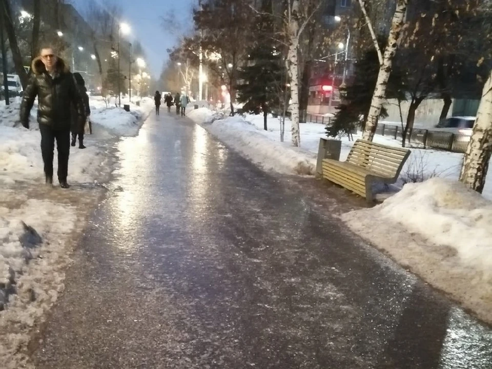 Улица Рахова превратилась в каток. Фото соцсетей