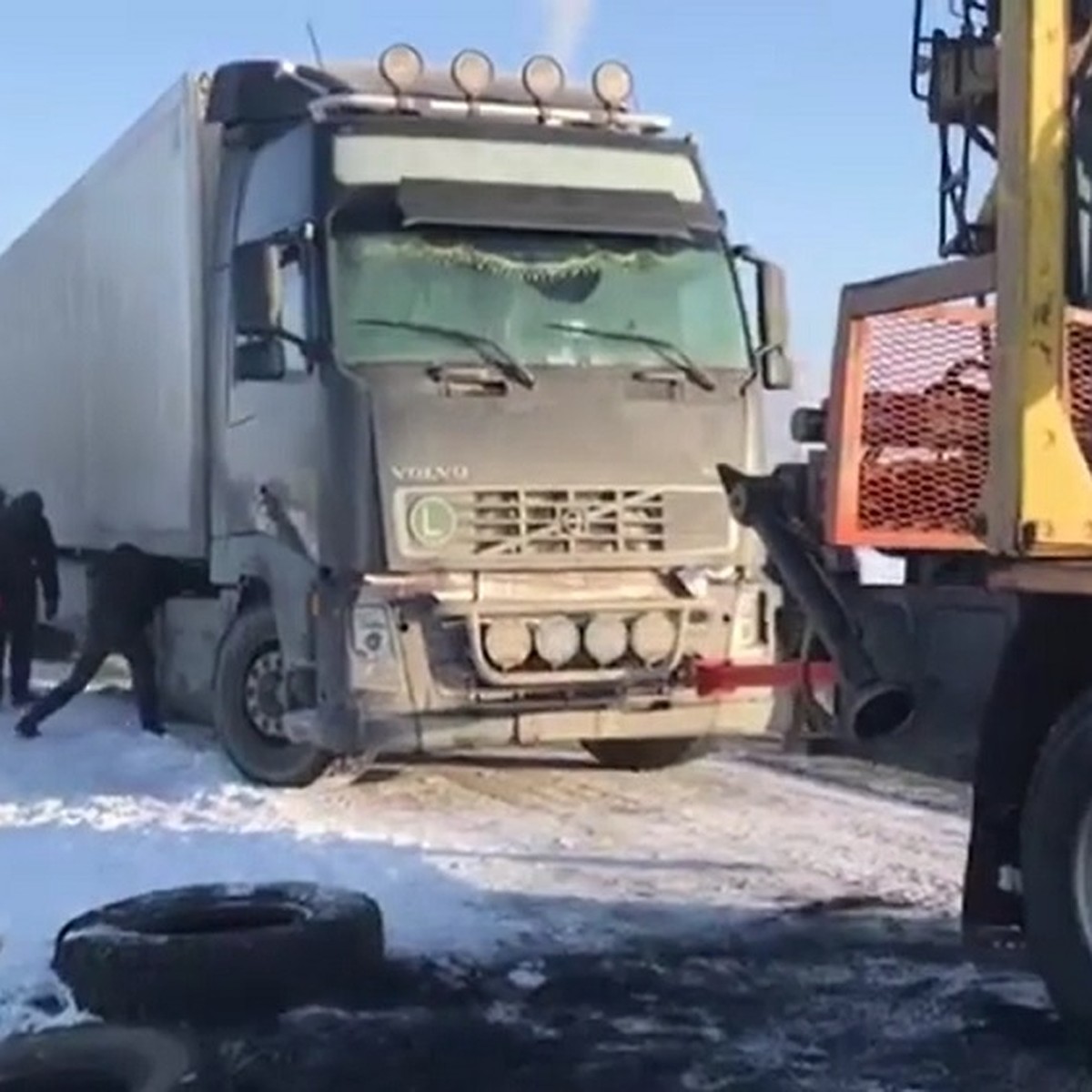 Жег найденные на дороге шины, чтобы согреться: дальнобойщика с обморожением  спасли полицейские - KP.RU