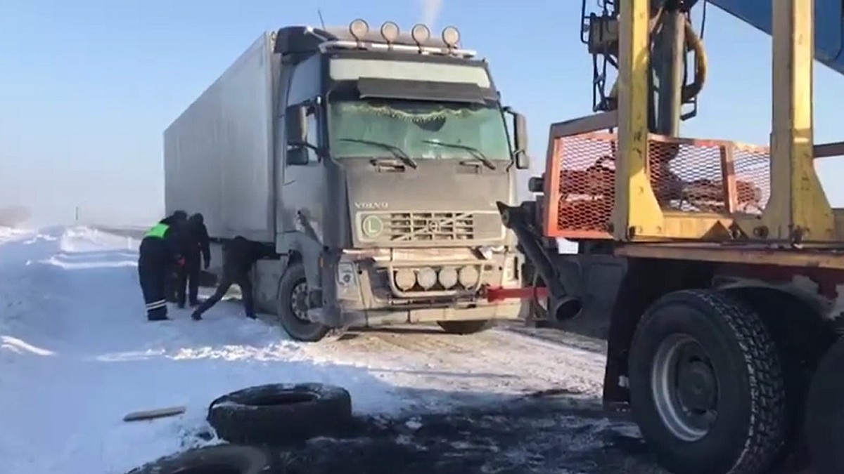 Жег найденные на дороге шины, чтобы согреться: дальнобойщика с обморожением  спасли полицейские - KP.RU