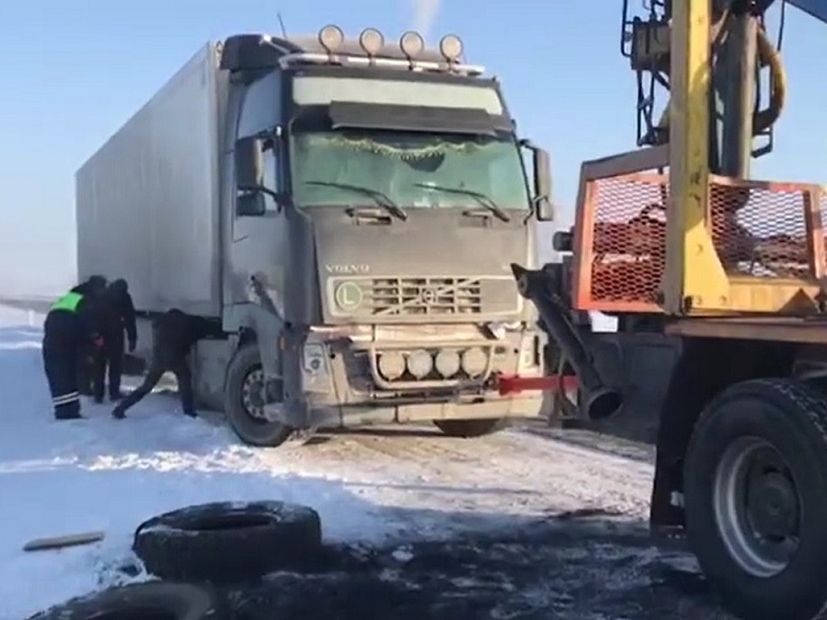 Жег найденные на дороге шины, чтобы согреться: дальнобойщика с обморожением  спасли полицейские - KP.RU