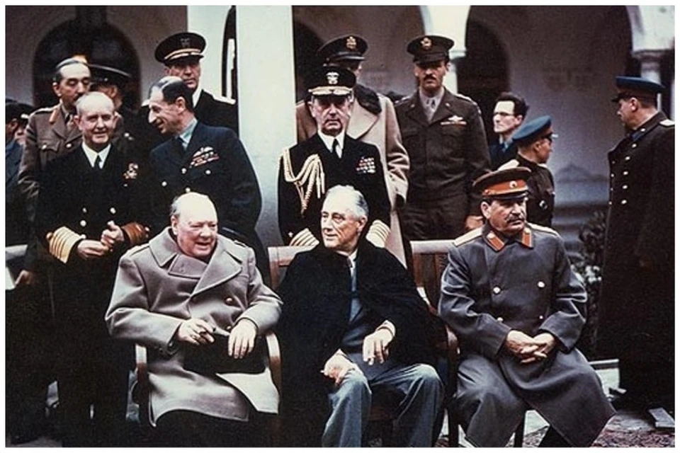 Черчилль, Рузвельт и Сталин у Ливадийского дворца. Февраль 1945 г. Фото: с сайта ru.wikipedia.org