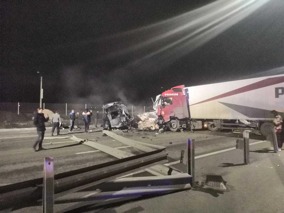 Авария произошла на федеральной трассе М-4 «Дон» вблизи Новочеркасска. Фото: УГИБДД России по РО.