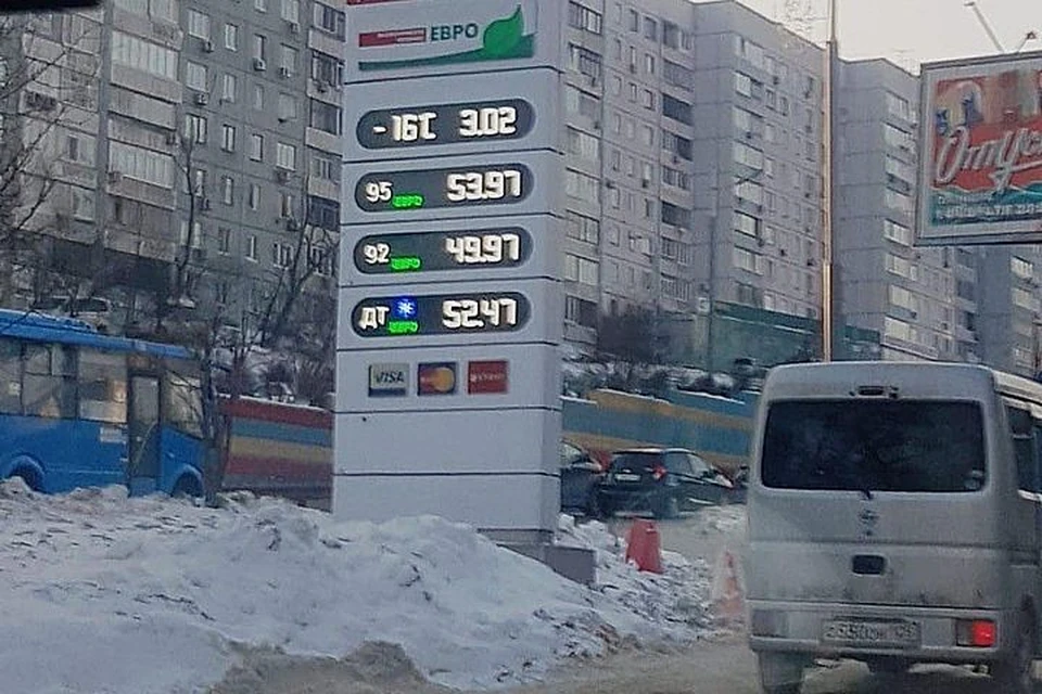 Люди вынуждены стоять в очередях на заправках. Фото: Instagtam/vdk_news