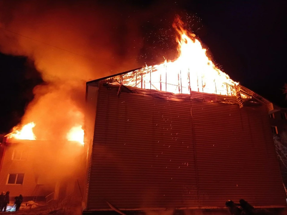 В Кандалакше сгорел двухэтажный жилой дом. Фото: МЧС России по Мурманской области