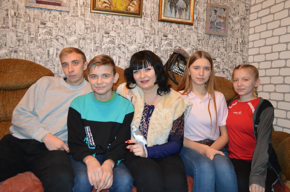 Большая и дружная семья Дзюба - Игорь, Андрей, Светлана, Аня и Таня (слева направо)