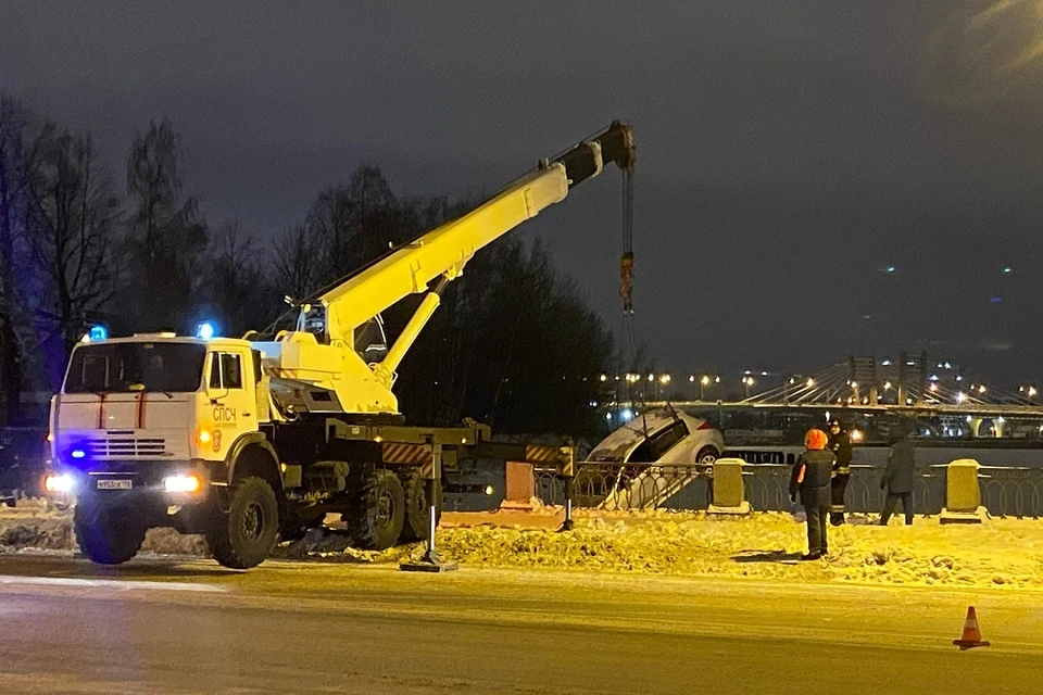 В Петербурге иномарка свалилась в Неву. Фото: vk.com/sdelai_raion_luchshe