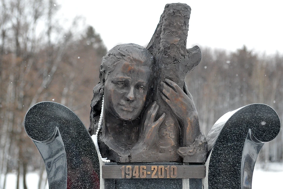 Надгробный памятник на могиле певицы Валентины Толкуновой на Троекуровском кладбище.