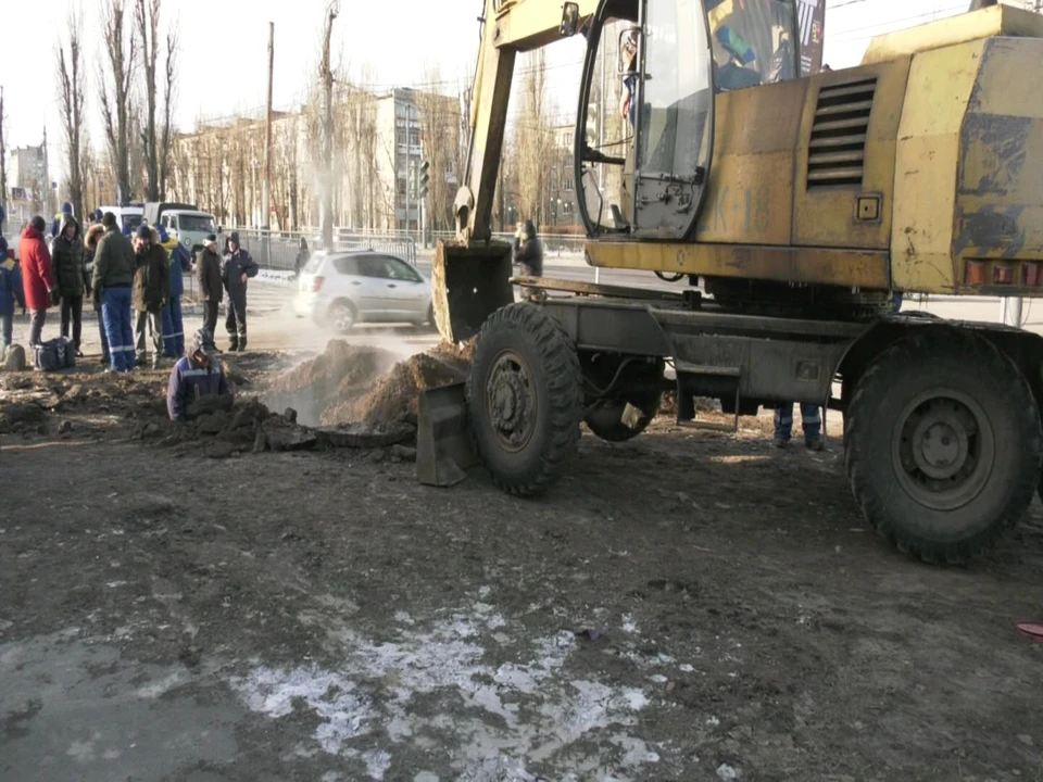 На месте аварии работает коммунальная техника, но ее вынуждены использовать очень осторожно.