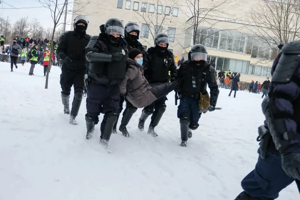 Суд смягчил срок ареста жителю Санкт-Петербурга, которого задержали на моноколесе во время незаконной акции протеста.