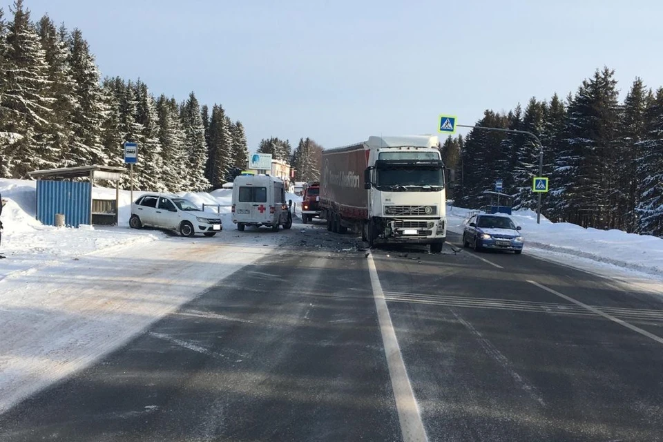 Авария произошла на 640-ом км автодороги Кострома - Шарья - Киров - Пермь. Фото: vk.com/gibdd43