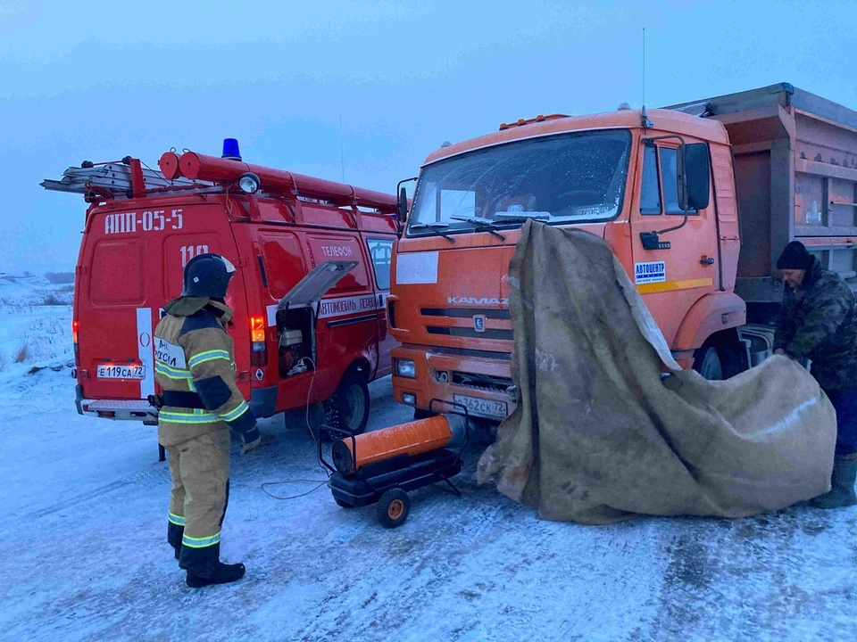 Спасатели отогрели водителя, чей «КамАЗ» заглох на тюменской трассе в -29.