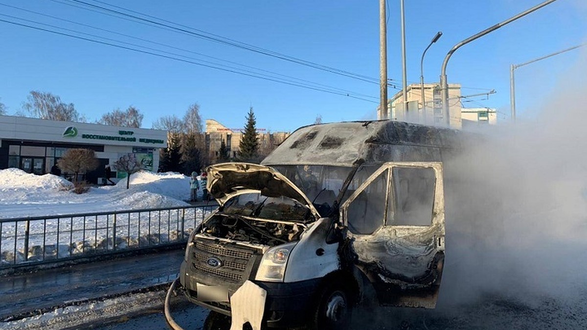 В Набережных Челнах маршрутка с пассажирами вспыхнула во время движения -  KP.RU