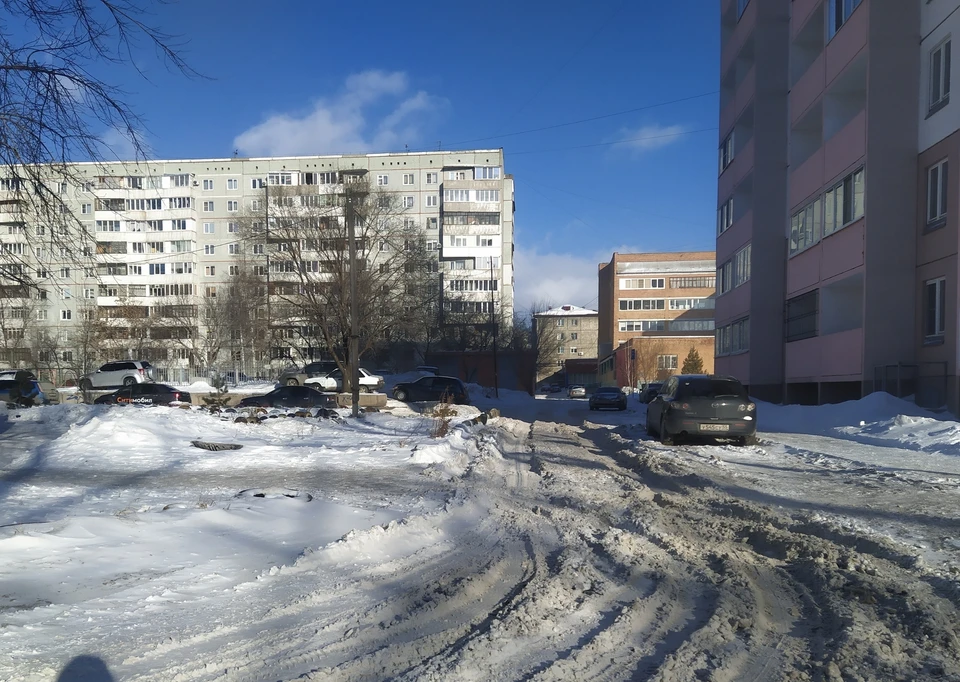 Снежная каша на межквартальный проездах этой зимой в Омске - дело привычное.